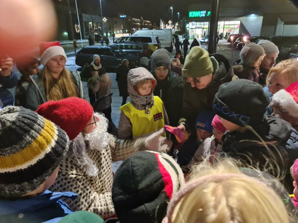 NISSEBESØK: Nissefar delte ut godteriposer til de minste barna. Foto: Odd Erland Dalen.
