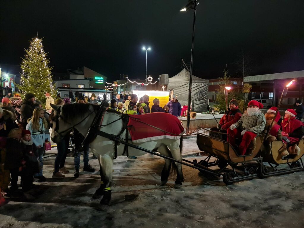 HEST OG SLEDE: Nissen med hjelpere fant frem. Foto: Odd Erland Dalen.