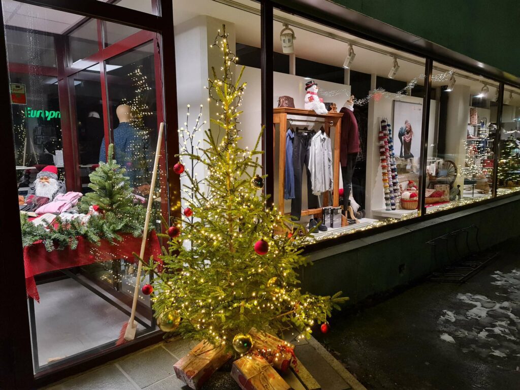 FIKK GAVEKORT FOR INNSATSEN: Løten Manufaktur & Sko ble valgt som vinner av julepyntede vinduer. Foto: Odd Erland Dalen.