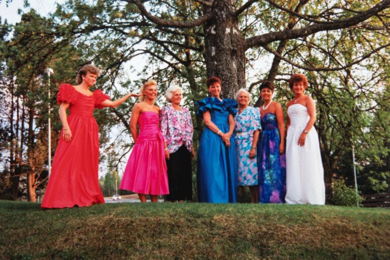 BLE VIDEN KJENT: Anne Marie Bjørgans klesbutikk Chiba ble startet i 1986, og var svært populær. Lautin skriver blant annet om driften der som varte i 26 år. Her noe av klesutvalget butikken hadde. Foto: Privat.