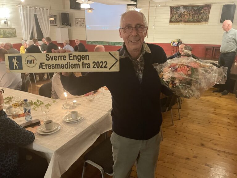 BLE OVERRASKET: Sverre Engen visste ingenting da han ble utnevnt som æresmedlem i Hamar og Hedemarken Turistforening nylig. Han ble både glad og overrasket over prisen. Foto: Jan Johnsrud.