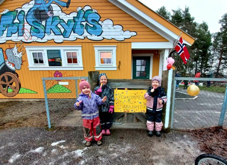 GRATULERER MED DAGEN: Selv om været var litt kaldt, stoppet det ikke Gabriele Skurvydaite (4), Hannah Banken (3) og Gina Benningstad (4) i å kose seg med is. Er det bursdag, så er det bursdag! FOTO: Line Larsen