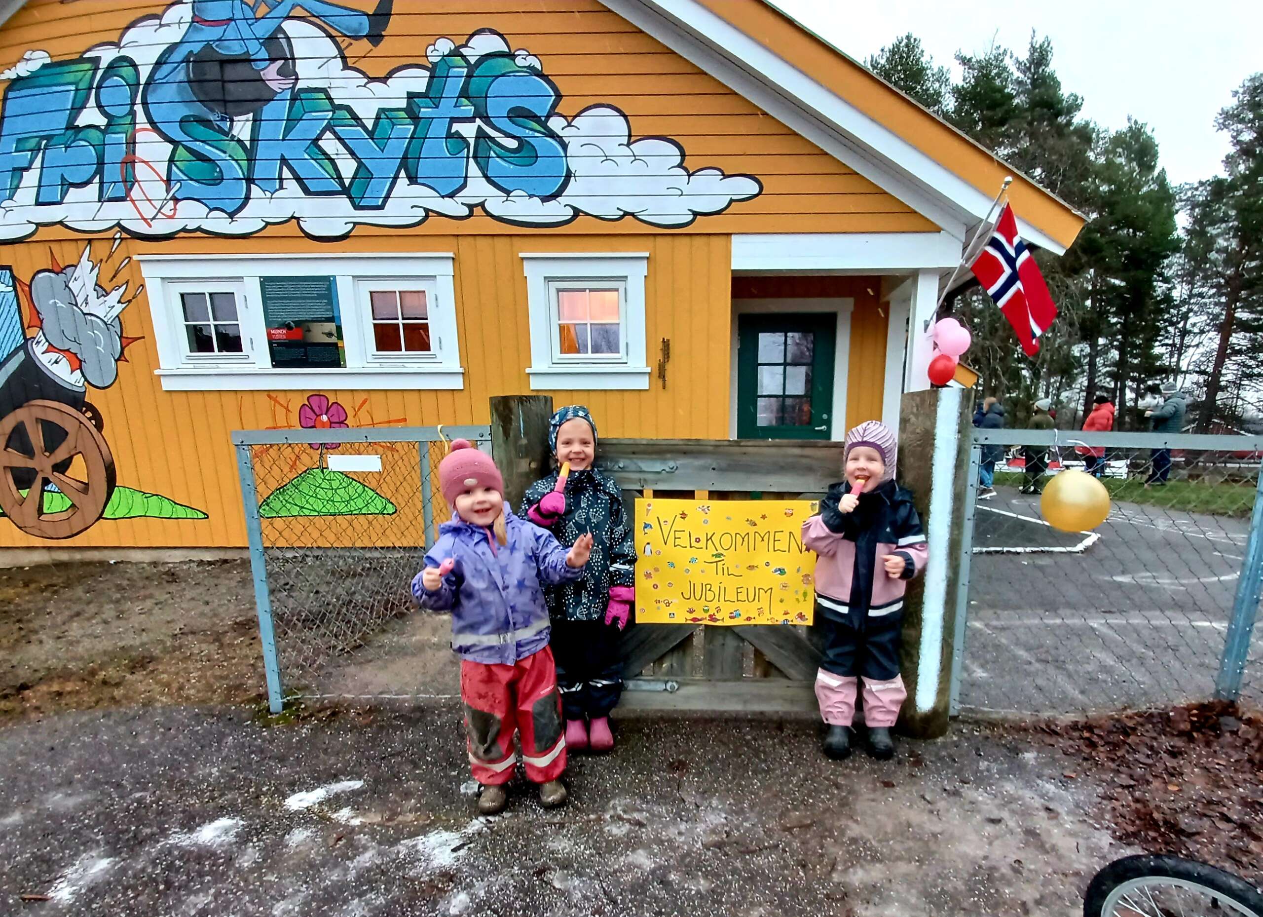 GRATULERER MED DAGEN: Selv om været var litt kaldt, stoppet det ikke Gabriele Skurvydaite (4), Hannah Banken (3) og Gina Benningstad (4) i å kose seg med is. Er det bursdag, så er det bursdag! FOTO: Line Larsen