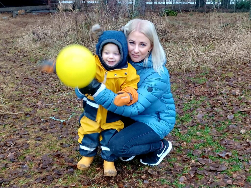 STORTRIVES: Marcus Dybdahl (2,5) hadde blåst opp ballong til bursdag. Både han og mamma Marianne Østdahl, trives kjempegodt her. FOTO: Line Larsen
