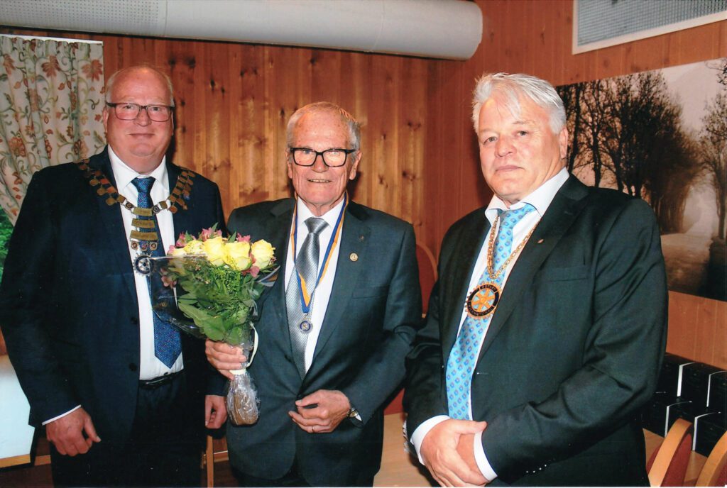OVERREKKELSE: Håkon Westerhaugpå (på midten av bildet) sammen med distriktsguvernør Hans Olav Osbak (til venstre) og Løten Rotary Klubb president Bjørn Sætren (til høyre), på kvelden da han ble tildelt hedersbevisning Paul Harris Fellow. Foto: Privat.