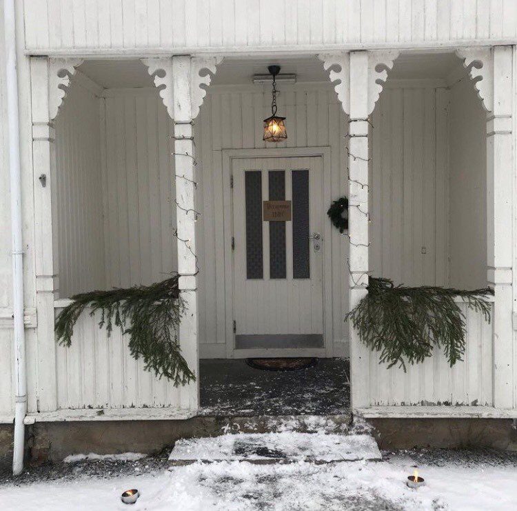 VELKOMMEN INN: Papirbruuget håper på mange besøkende inn denne døra. Foto: Privat.