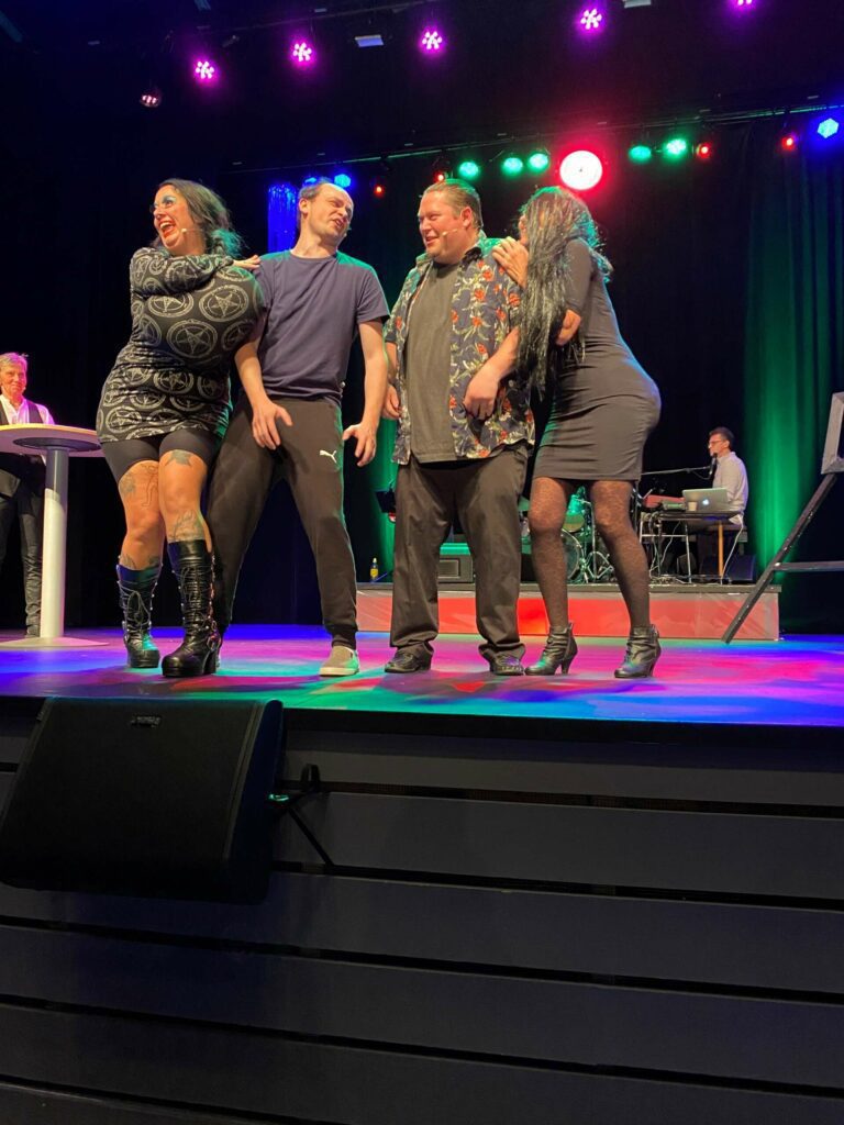 Hege Bakken og Tove Nordby Øie er damer på byen. Tommy Jørgensen og Stian Molstad Karlsen møter damene med skepsis. Foto: May Sissel Andersen.