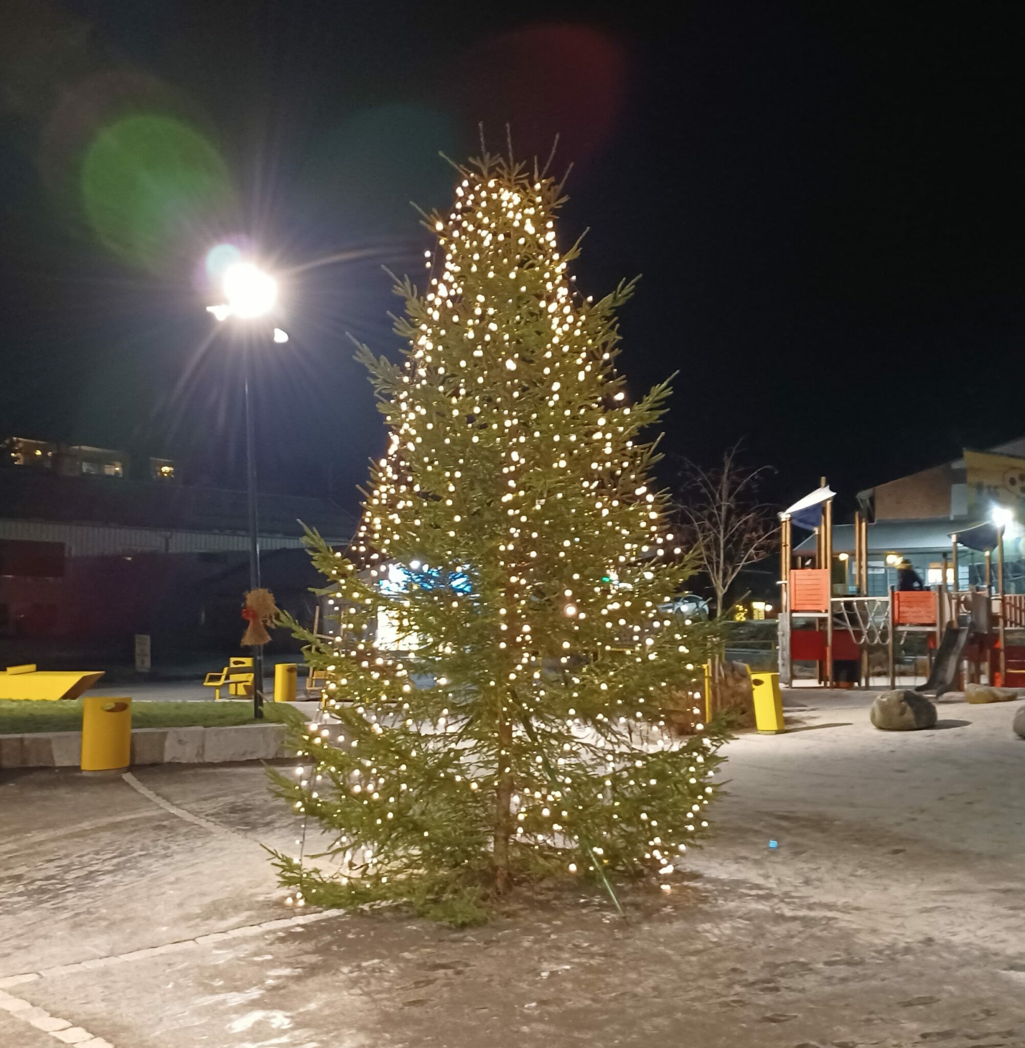 SNART ÅPNING: Julegrana skal tennes i Løten fredag 25. november. Nå søkes det etter noen som kan synge blant befolkningens barn og unge. Dette er fjorårets julegran. Arkivfoto: Line Larsen.