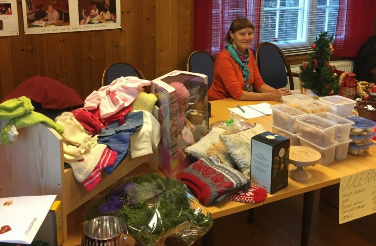 KLARE IGJEN: Både medlemmer av Løten husflidslag og ikkemedlemmer kan bli med på årets julemesse. Her ser vi Kirsten Nereng Bergseng fra en tidligere julemesse.