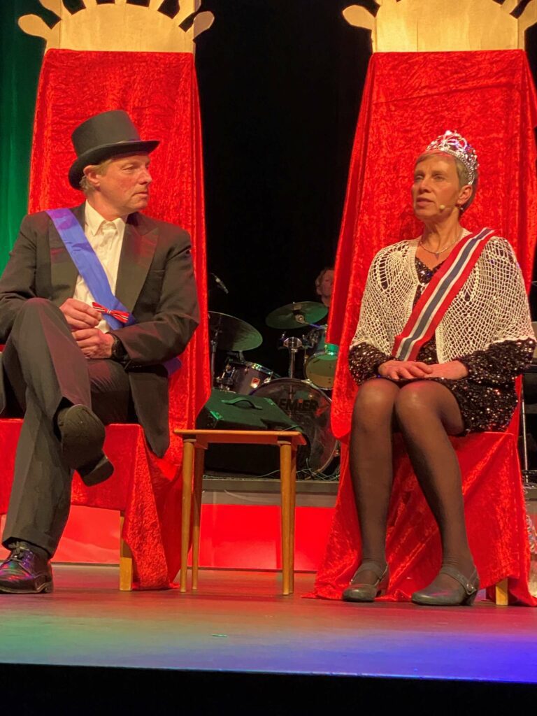 JULEKVELD PÅ SLOTTET: Kong Arne Lindstad og dronning Siv Tove Engebakken Edvardsen mimrer om julekvelden etter at gjestene er gått hjem. Foto: May Sissel Andersen.