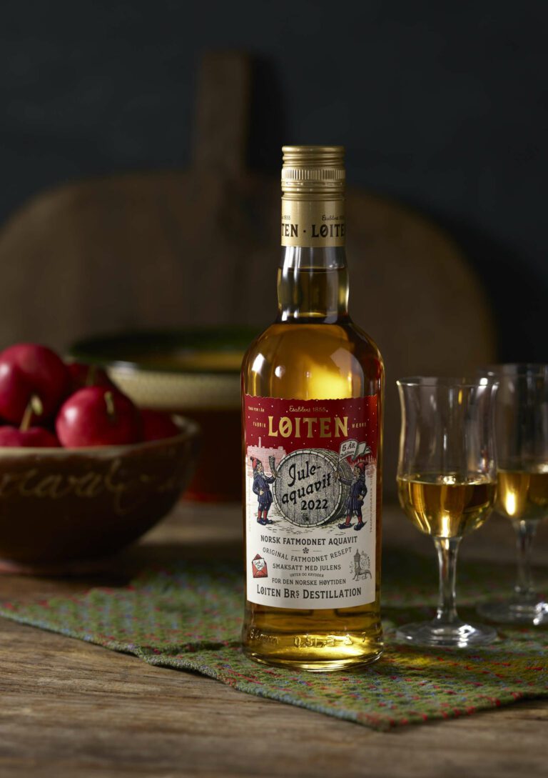 NY JULEAKEVITT: Årets Løiten juleakevitt er her, med et tydeligere fatpreg og et rikere smaksbilde. Foto: H2W studio.