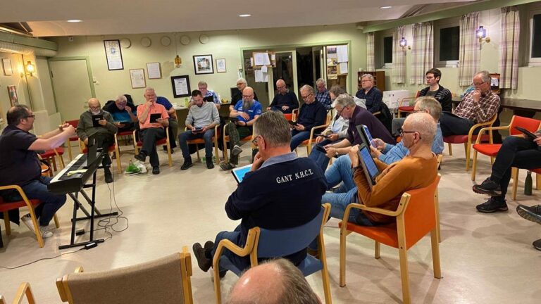 VIL HA FLERE MED: Hver torsdag møtes gjengen i kjelleren på Tingberg. Det er ikke for sent å bli med på Vazelina-prosjektet! Arkivfoto: Line Larsen.