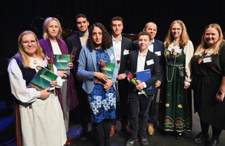 BLE FEIRET: Mange nye Løten-sokninger ble feiret i Terningen Arena. Fra venstre Lilja Elina Kaarina Palovaara Søberg, Malgorzata Danuta Niepewna, Marcos Castro Fabian, Yessenia Celeste, Kaleb Castro Fabian, Jonathan Castro Fabian, Nelson Ramon Castro Jimeneze, Maria Kristina Wassberg Gunneng og ordfører Marte Larsen Tønseth. Foto: Statsforvalteren i Innlandet.