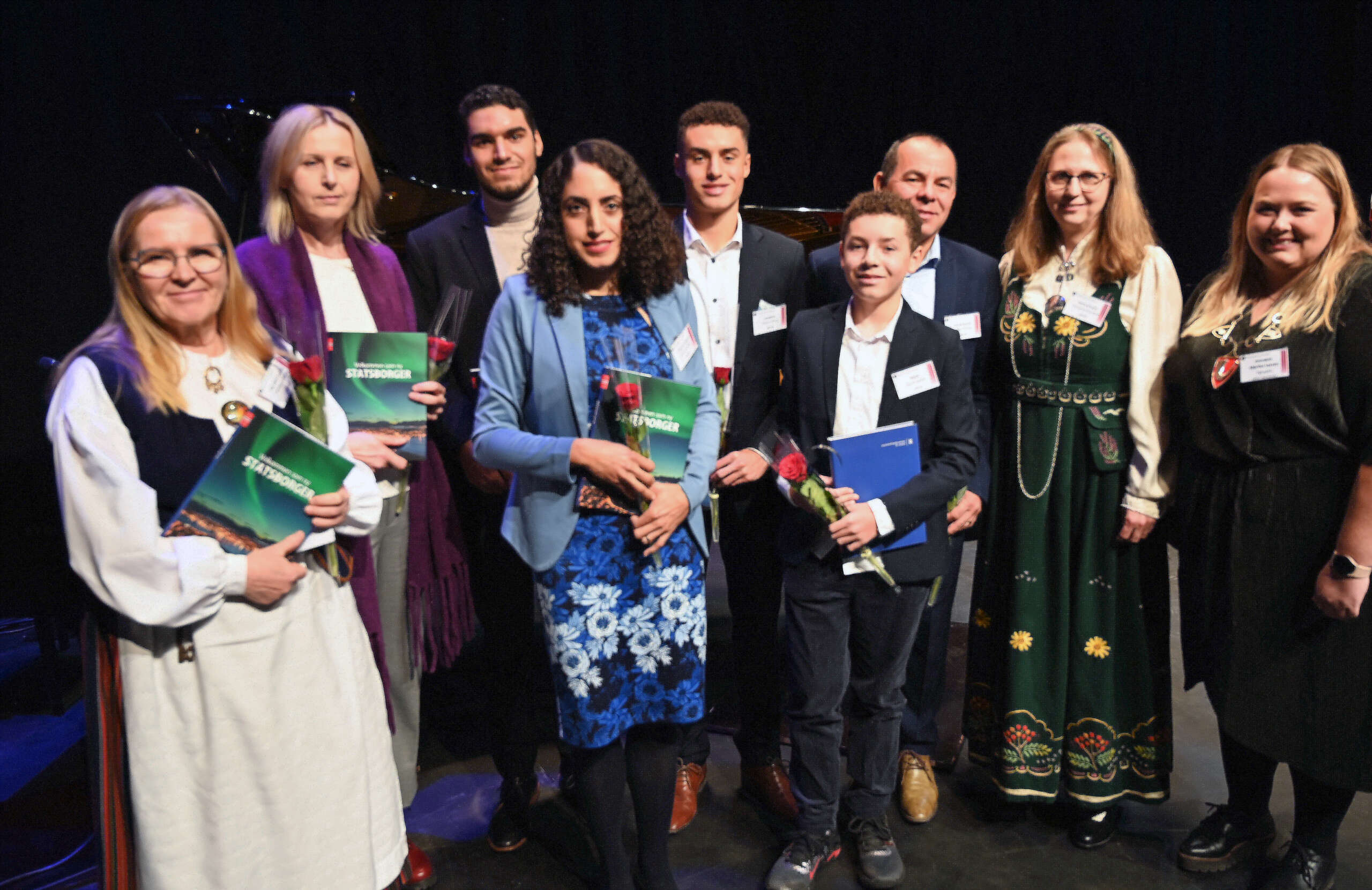 BLE FEIRET: Mange nye Løten-sokninger ble feiret i Terningen Arena. Fra venstre Lilja Elina Kaarina Palovaara Søberg, Malgorzata Danuta Niepewna, Marcos Castro Fabian, Yessenia Celeste, Kaleb Castro Fabian, Jonathan Castro Fabian, Nelson Ramon Castro Jimeneze, Maria Kristina Wassberg Gunneng og ordfører Marte Larsen Tønseth. Foto: Statsforvalteren i Innlandet.