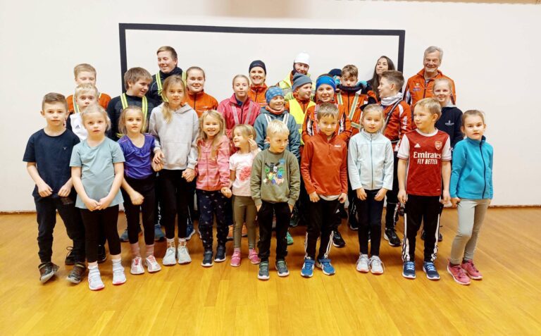 VIL HA MED FLERE: En sprek gjeng treffes hver tirsdag, i gymsalen på Lund. Her blir de trent av Monica Cae (med blå lue på bakerste rekke) , og forbereder seg på skisesongen. Klubbleder Bjarne Kjøs, bakerst til høyre. FOTO: Line Larsen