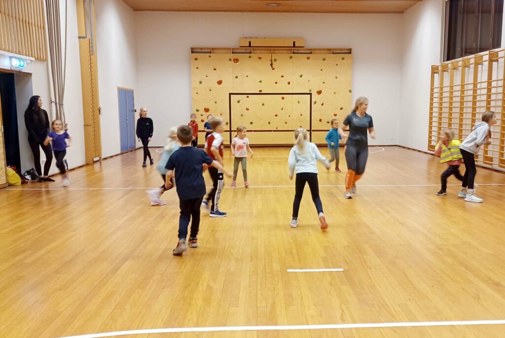 LEK OG TRENING: Mye latter og glede i gymsalen, når Monica bruker lek som trening. FOTO: Line Larsen