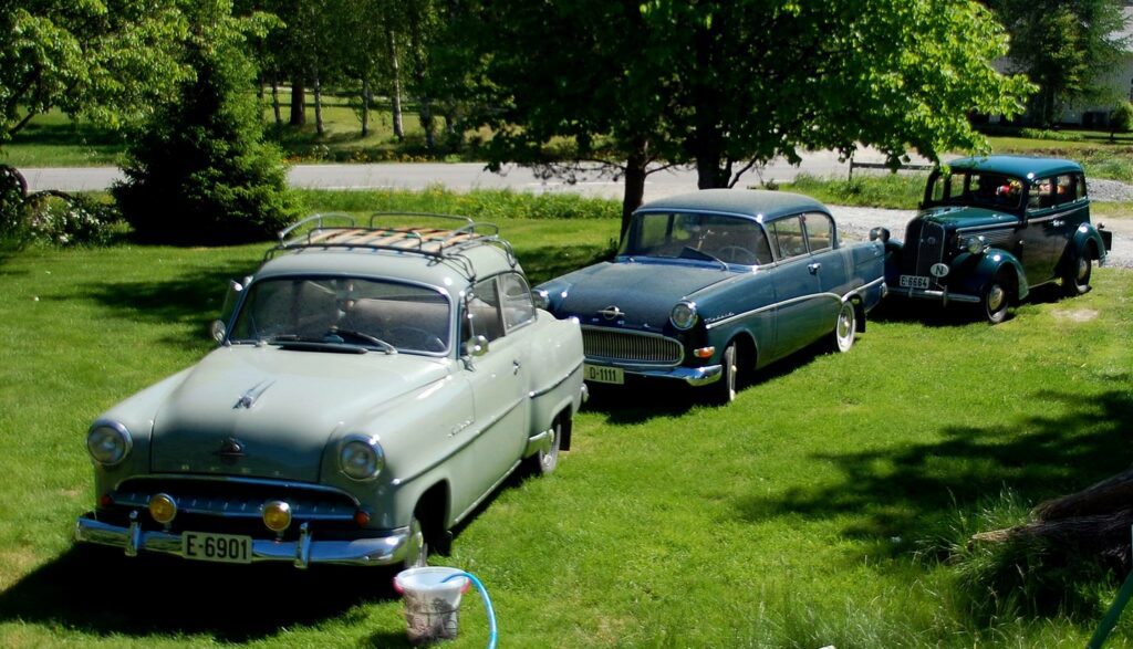 ENTUSIAST: Bjørn Vidar har en særlig forkjærlighet for gamle biler. Først i rekken: Opel Rekord Olympia 1955, andre i rekken: Opel Rekord Olympia 1959 og bakerst i rekken: Opel Supersix 1937. Foto: Bjørn Vidar Linholt.