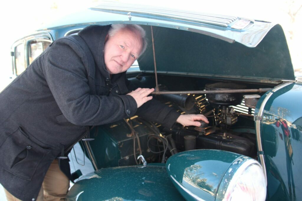 JUBILERER: I år er det 15 år siden Bjørn Vidar Linholt stiftet Oljeskvætten med tre andre veteranentusiaster. Her ser vi Bjørn Vidar med motoren i sin egen Opel Supersix 1937-modell. Foto: Emilie Westli Andersen.