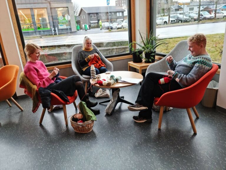 ÉN GANG I UKA: Strikketreff er det én gang i uka ved Løten folkebibliotek. Fra nyttår på mandager. Her ser vi Elina Ericsson (fra venstre), Connie Jørgensen-Nordli og Unni Wang.