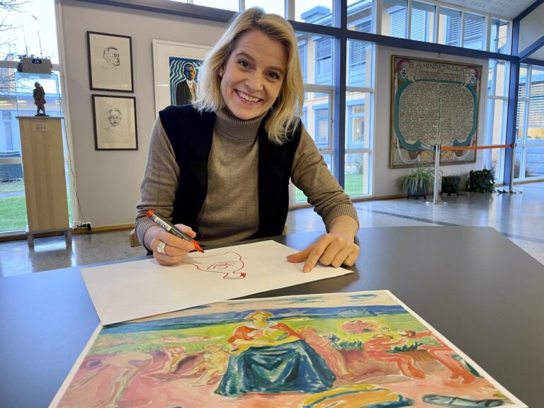BER FOLK TEGNE: Kulturrådgiver Hanne Mette Walhovd Paulsen i Løten kommune håper mange vil bli med på å fylle veggene i storsalen på Bøndsen med tegninger.