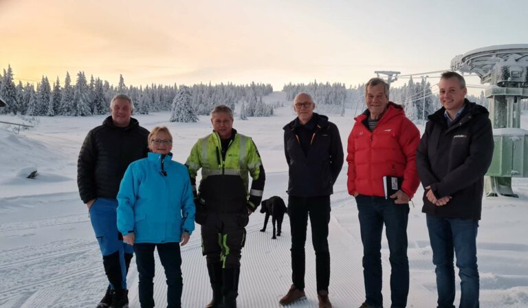 SNART SESONGSTART: Nordbygda Løten ski alpint har nylig hatt oppstartsmøte for sesongen. Fra venstre Marius Tangen Alfsen (trener og altmuligmann), Ann-Kristin Nybakk Djuve (leder), Sigurd Skogen (driftsleder), Endre Jørgensen (allmenningsbestyrer), Bjarne Kjøs (leder Nordbygda Løten ski) og Christoffer Homb (styremedlem i alpingruppa). Foto: Lars Ole Djuve.