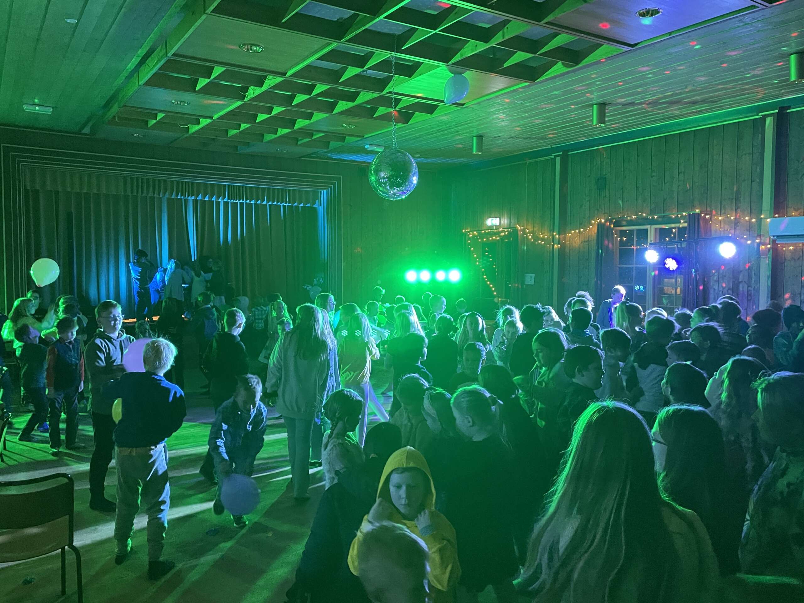 SVÆRT FOLKSOMT: Mange barn og unge tok turen for å være med på «Munch Disco». Kulturrådgiver Hanne Mette Walhovd Paulsen i Løten kommune roser samarbeidet mellom etatene i kommunen for å få til arrangementet. Alle foto: Privat.