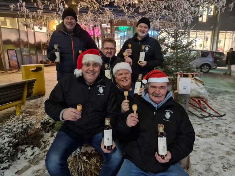 EGET DRIKKE: Klubb Kånjakk har nå fått sin egen Cognac med egen etikett. Bildet ble tatt da varene ble hentet ut fra Vinmonopolet nylig.