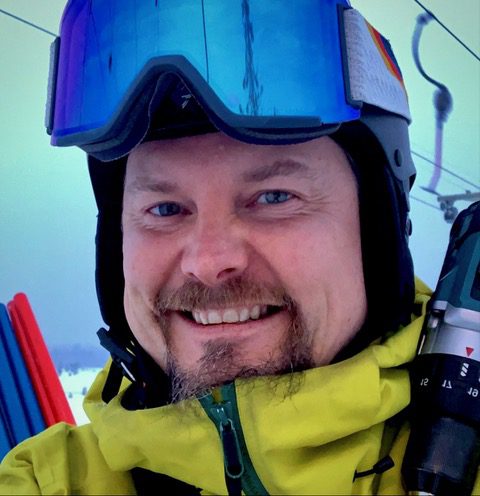 SLALÅMTRENER: Endre er slalåmtrener i Nordbygda Løten ski alpint.Det morsomste han vet er når du tar heisen alene, og kjører løypa fra toppen for første gang!