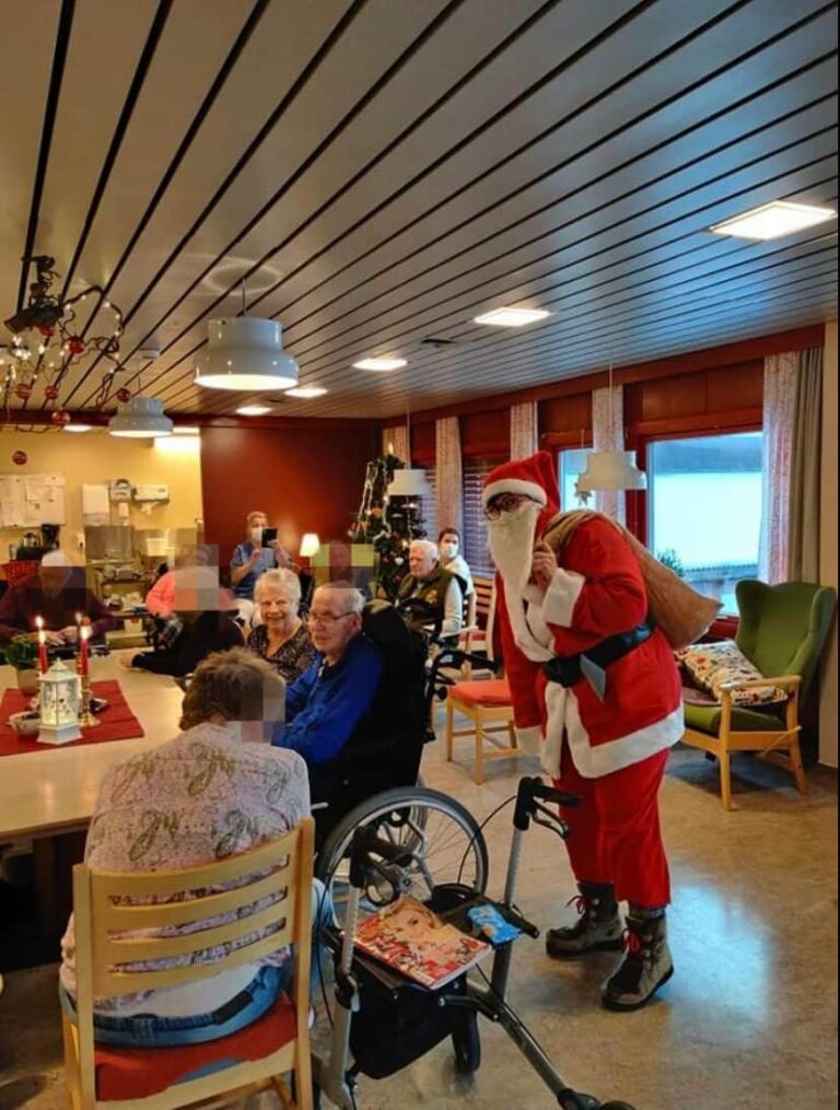 FØRJULSMAGI: Tidligere besøk av selveste nissen på Helsetunet. FOTO: Veronica Midtsveen