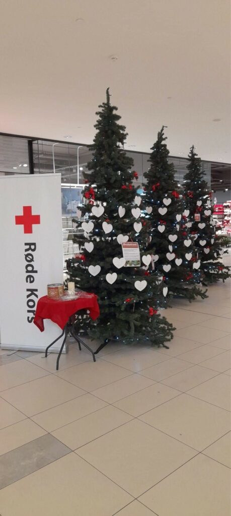 ØNSKETREET: På CC Hamar står ønsketreene klare med hjerter på. Ta med deg et hjerte, kjøp gaven og lever den snarest etterpå i informasjonsskranken i 1.etg. Foto: Røde Kors Løten.