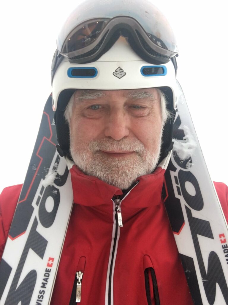ELDSTEMANN: Kåre Olav er 75 år, og eldst i trenerteamet. Han har vært med siden alpingruppa ble startet. Hovedansvaret er nybegynnerkurs for barn, og å lære voksne og kjøre sikkert på alpinski.