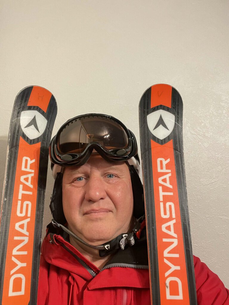 HOVEDTRENER: Knut er hovedtrener i Nordbygda Løten ski alpint. Han har også verv i kretsen og er ansvarlig for påmeldinger til egne og andres renn.