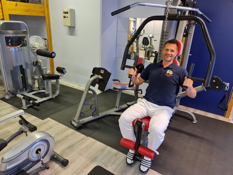 NYTT TILBUD: Nylig har Hubert Berntsen investert i ulike treningsapparater. Det gjør at kundene kan få enda bedre hjelp hos han med å trene seg opp etter for eksempel skade.
