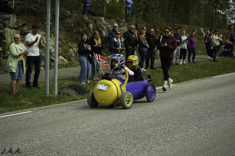 FOLKSOMT: Olabilløpet Ådalsbruk Grand Prix trakk flere hundre publikummere i fjor. Her ser vi Marna Oleane Jørnsdatter Torp og Ofelia Besseby. Ida Torp løpet bak. Foto: Jan Arthur Aune.