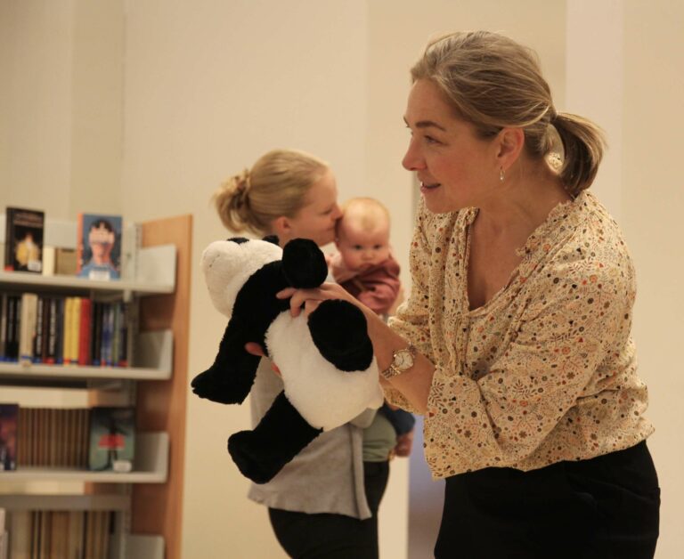 KLAR IGJEN: Margrete Nordmoen ser hvordan både barn og foreldre vokser på å være med på babysangen. Nå håper hun alle 20 plassene blir tatt til vinterens og vårens utgave av opplegget. Arkivfoto: Emilie Westli Andersen.