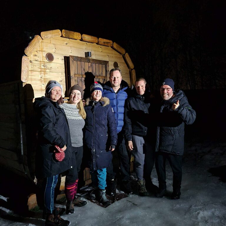 BRA PÅGANG: Badstua ved Rokosjøen er flittig brukt. Her en gjeng som var innom for isbading og badstue nylig. Foto: Privat.