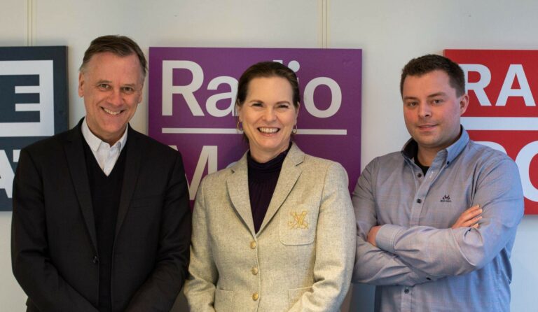 NY LEDELSE: Bjørn-Martin Brandett (til høyre) går inn som ny daglig leder i Metro Sounds AS med øyeblikkelig virkning, og takker Hilde Apneseth for innsatsen. Avtroppende styreleder, Pål Roppen, har tro på satsingen.