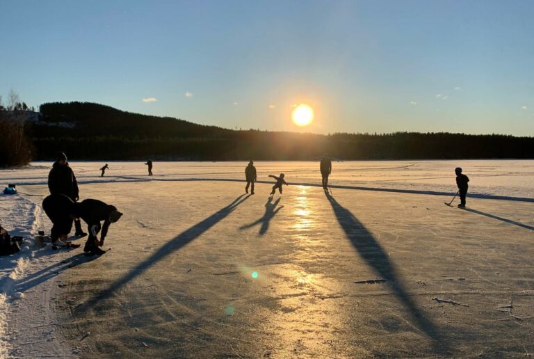 KLART FOR ISFEST: Snart er det duket for den første Isfesten på Rokosjøen, og arrangørene håper mange tar turen. Her fra skøytebanen som Rokosjøens venner sørger for å holde åpen.