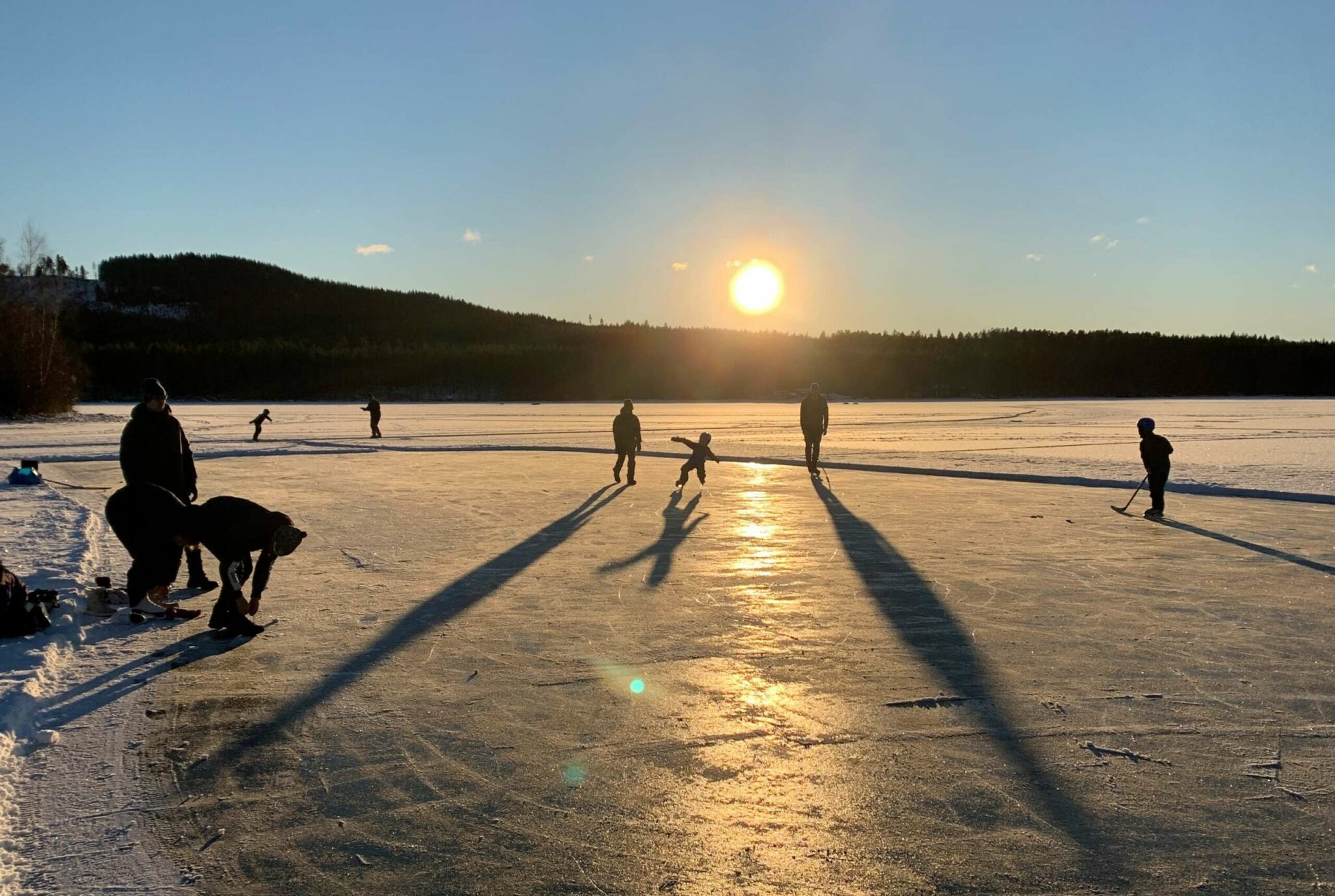 KLART FOR ISFEST: Snart er det duket for den første Isfesten på Rokosjøen, og arrangørene håper mange tar turen. Her fra skøytebanen som Rokosjøens venner sørger for å holde åpen.
