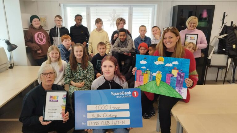 VANT KONKURRANSEN: Ruth Oustorp (i midten med sjekken) vant tegnekonkurransen lokalt i Løten. Til venstre Anne Helene Grøholt i Lions, og til høyre lærer Heidi Armann Syversen.