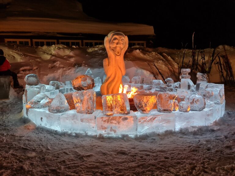 ISSKULPTUREN: Fredag kveld ble denne lyssatt og dermed er det klart for Munch Vinterfestival på Budor. Foto: Odd Erland Dalen.
