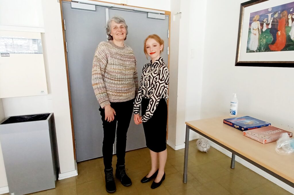 UNGE TALENTER:  Grethe Sandtorp skryter av elevenes prestasjoner. Her sammen med Eida Helene Solbraa fra 9. klasse, som spiller rollen Elsa. FOTO: Line Larsen