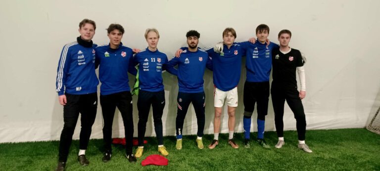 UNGE TALENTER: Spillerne fra Løten skryter av et godt miljø i klubben, og satser på en fremtid i Norsk fotball. F.v Kasper Pedersen (16), Benjamin Hagen Austeng (18), Lars Lundsbakken Olafsen (17), Hussam Saleh (16), Morgan Kurseth (16), Emil Søberg, keeper (16), Jonas Mellum Bjørsland (17). FOTO: Line Larsen