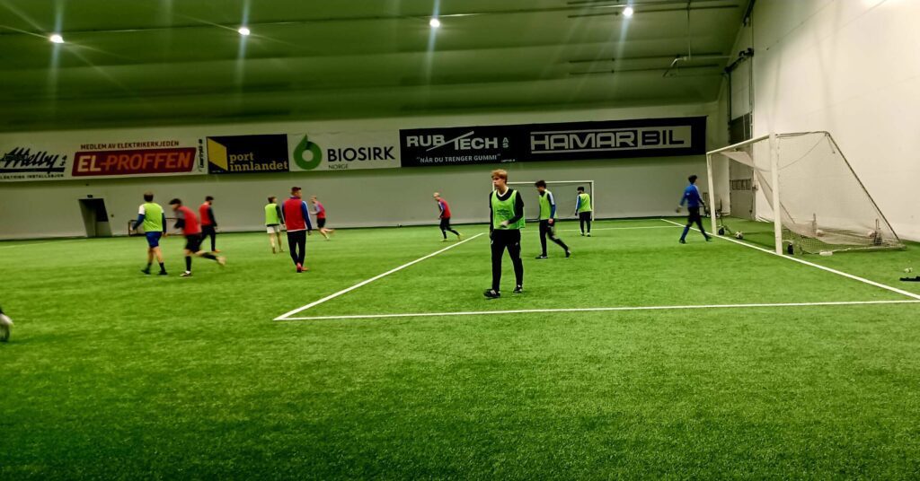 HØYT TEMPO OG GODT SPILL: Med Kent på sidelinja, spiller guttene treningskamp mot hverandre i Fart-hallen.  FOTO: Line Larsen