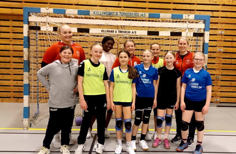 HÅNDBALL ER GØY: Jenter-11 og 12, spiller for Nordbygda, er glade for alle som stiller opp for klubben. Bak f.v trener Tuva Sletli, Victoria Marseray Foday, Martine Westli, Thea Finstad Nybø, trener Nina Brendlien Kristiansen. Foran f.v Selma Kokaas Stavsøien, Nathalie Røed, Liliia Voloschuk, Emmeline Reiersen-Kristiansen, Pernille Lund-Kjernaas og Christine Handegård. FOTO: Line Larsen