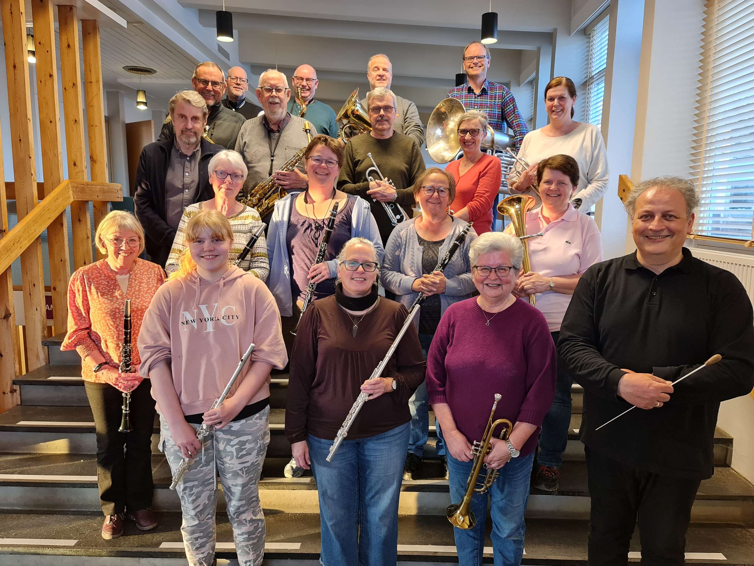 HÅPER MANGE KOMMER: Løiten Musikforening frister med gratis inngang på søndagens vårkonsert i Løten kirke. Målet er å fylle flest mulig plasser.