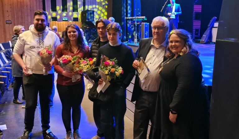 BLE HEDRET: Under staskvelden i Løten kino ble mange priser delt ut, og mange idrettsutøvere ble hedret.