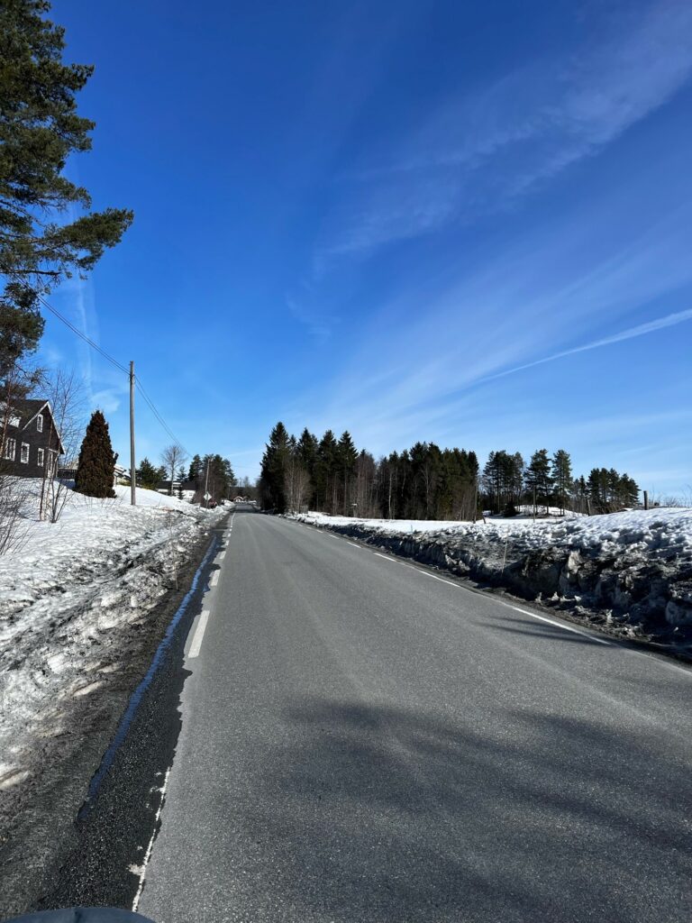 BUDORVEGEN: Det oppfordres til å kjøre pent og tenke på de myke trafikanter langs vegene. Foto: Privat.