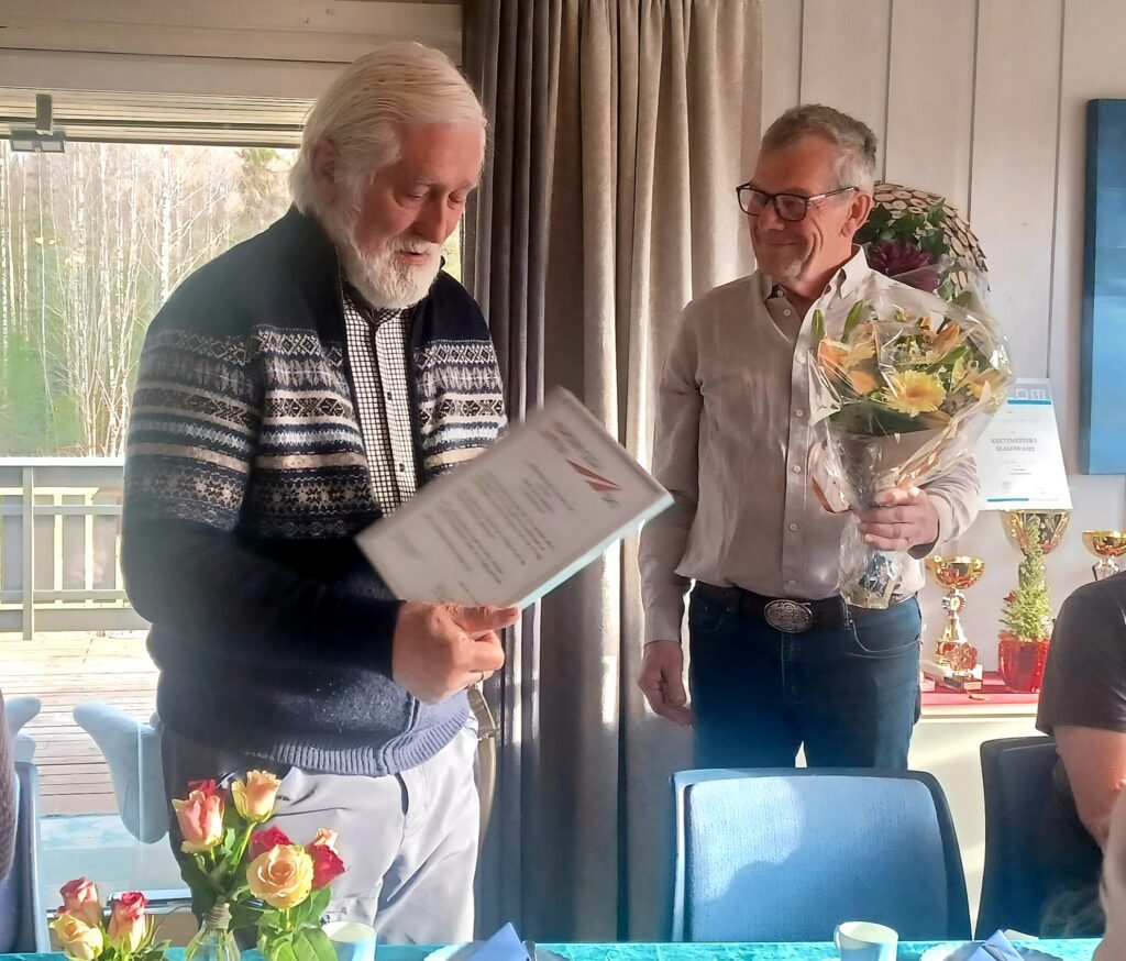 ÆRESMEDLEM: Kåre Olav Wanderås ble hedret for 30 års arbeid i Nordbygda-Løten Ski og Alpint. En målløs Wanderås fikk et gjevt diplom overrakt av leder i NL-Ski, Bjarne Kjøs. FOTO: Line Larsen