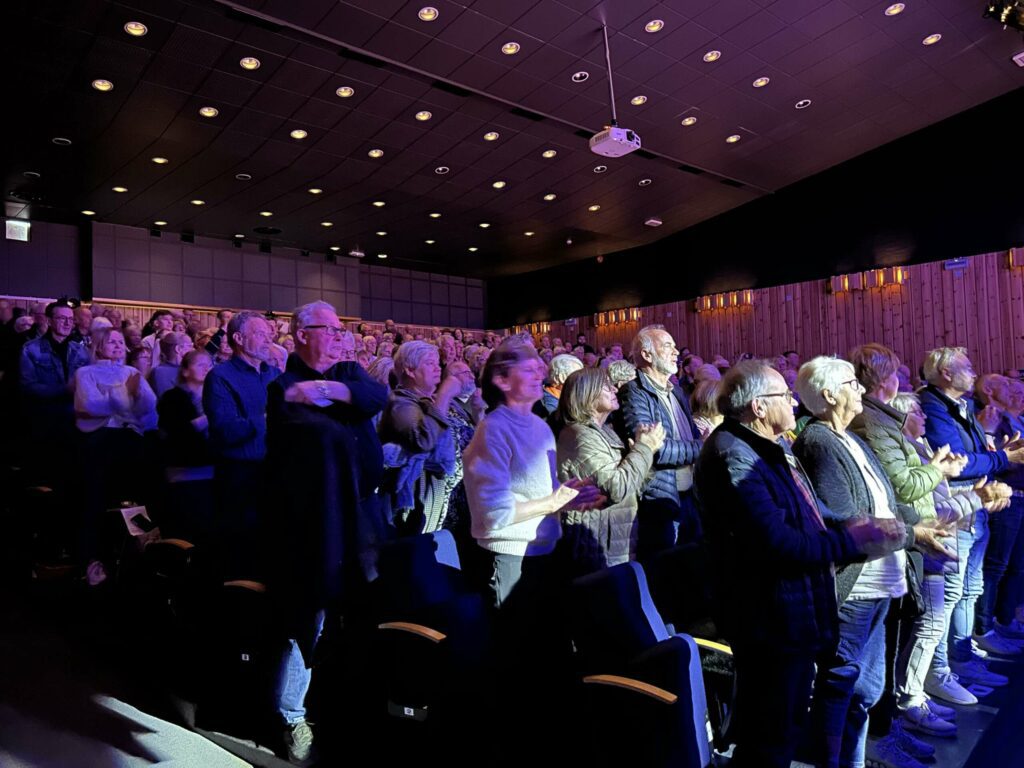 STÅENDE APPLAUS: Korsangerne fikk stående applaus som fortjent etter endt forestilling. Foto: Privat.